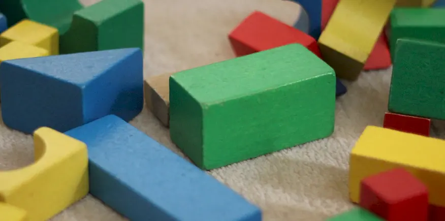 Symbolbild: bunte Bauklötzchen aus Holz