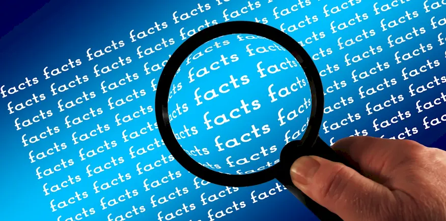 Symbolbild: Durch eine Lupe betrachtet: "Fakten, Fakten, Fakten"