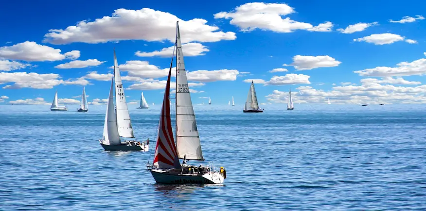 Segelboote als Symbolbild: ganz entspannt per AEVO-OnlineKurs auf die Ausbildereignungsprüfung vorbereiten