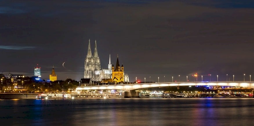 Symbolbild: Skyline von Köln bei Nacht