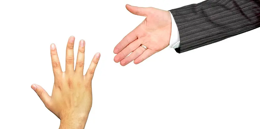 eine ausgestreckte Hand als bietet sich einer anderen an - als Symbolbild: Wie verhält sich der Ausbilder beim Modell der vollständigen Handlung?