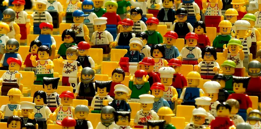 Lego-Figürchen als Symbol: Fast 100.000 Ausbilder legen pro Jahr die Ausbildereignungsprüfung ab. Symbolbild mit vielen Lego-Figürchen